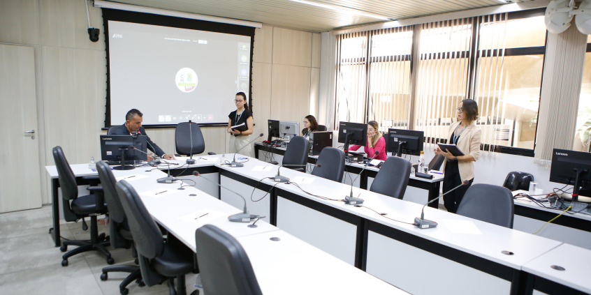 Presidente da CPi participa presencialmente de reunião remota com depias integrantes da comissão 