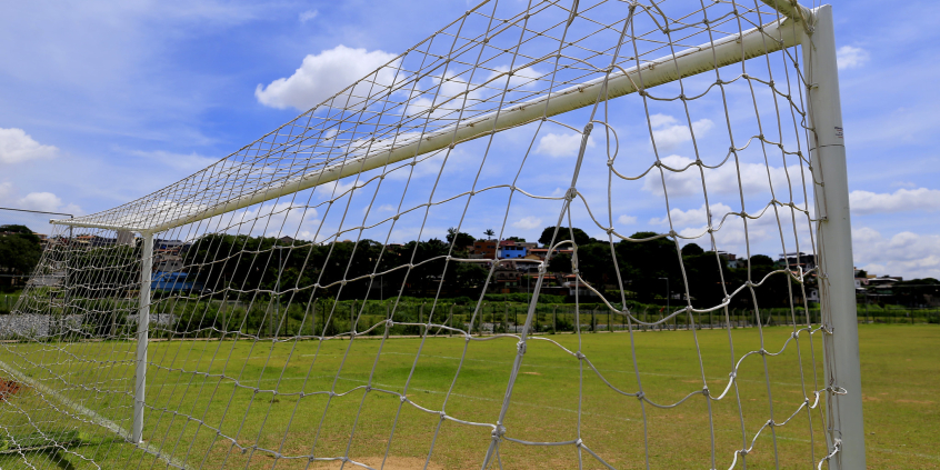 Imagem de uma trava de gol em um campo de futebol 