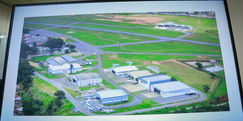 Imagem aérea do Aeroporto Carlos Prates exibida na tela de um computador