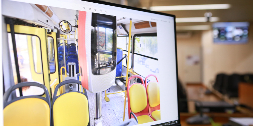 Imagem na tela do computado dos assentos preferenciais em ônibus coletivos