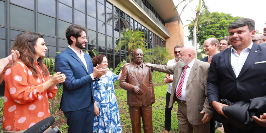 Parlamentares e cidadãos inauguram estátua do parlamentar e ex-vereador Elias Murad em Praça da Constituinte