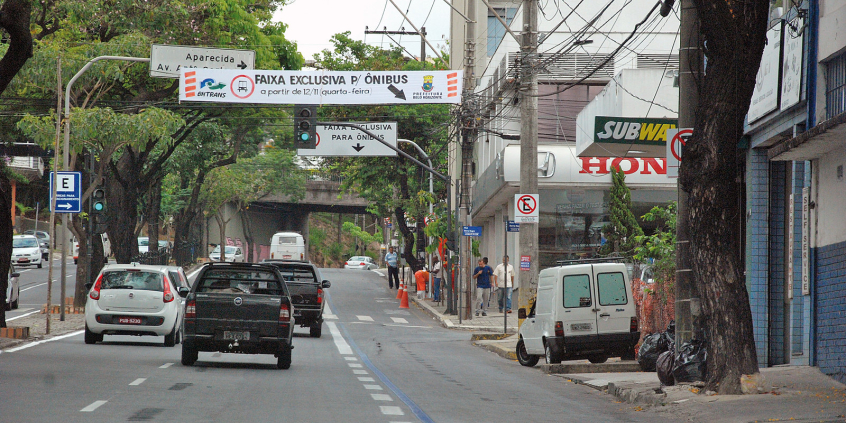Imagem de via com trânsito intenso e faixa exclusiva  para ônibus