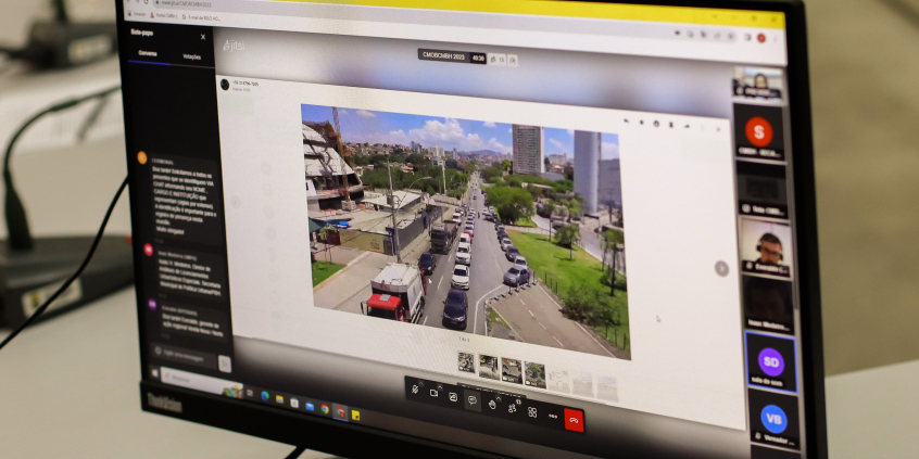 Imagem na tela do computador do trãnsito intenso na Avenida Cristiano Machado, em frente à Catedral Cristo Rei