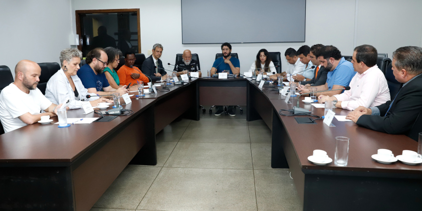 Imagem dos parlamentares em torno da mesa em formato de U