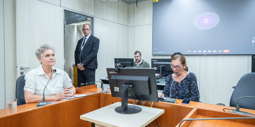Imagem das vereadoras cida Falabella (Psol) e Professora Marli (PP) durante a reunião da Comissão