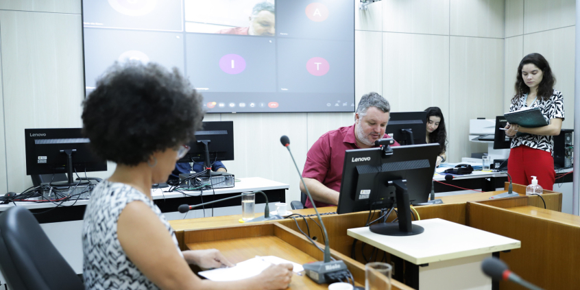 Dois parlamentares em reunião, sentados à mesa.