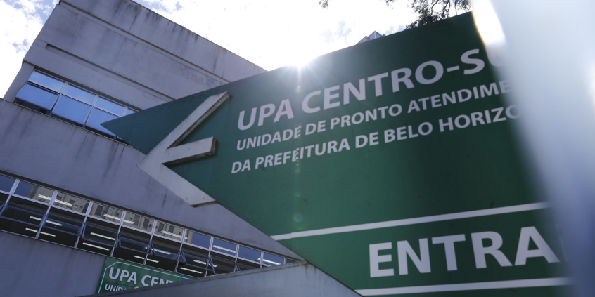 Placa na entrada da UPA Centro-Sul