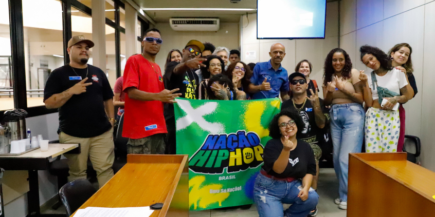 Representantes de coletivos ligados ao movimento hip hop se reúnem em plenário