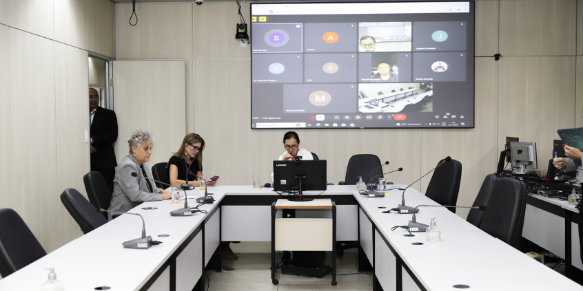 Vereadores se reúnem em volta de mesa