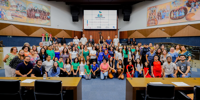 Vereadores mirins se reunem para foto oficial no Plenário Amintas de Barros