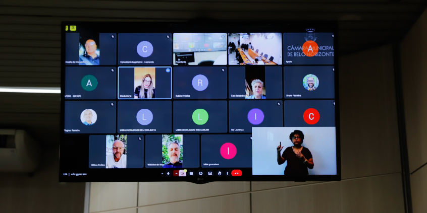 Telão mostra vereadores reunidos em videoconferência