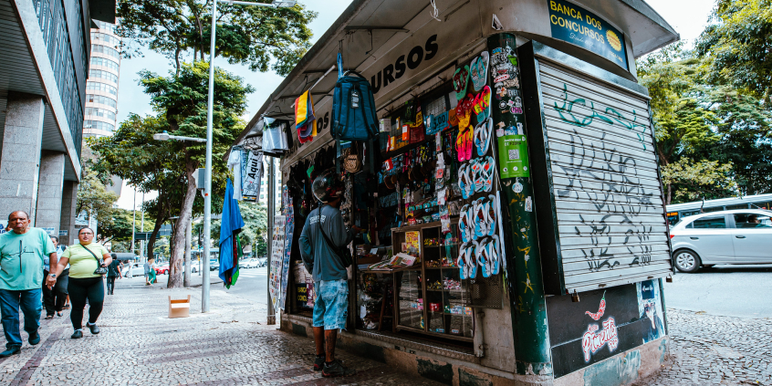 Banca de jornais e revista com venda de produtos diversos