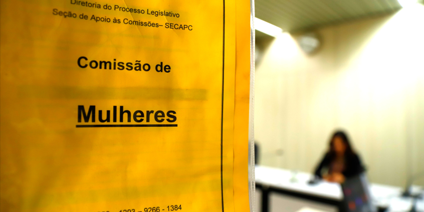 Folha A4 na cor amarela com os dizeres Comissão de Mulheres