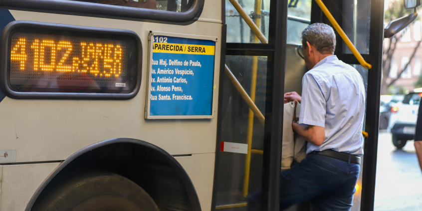 Idoso entra pela porta dianteira de ônibus de transporte coletivo em BH