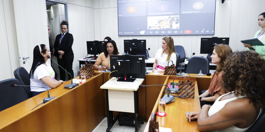Vereadoras reunidas no Plenário Camil Caram