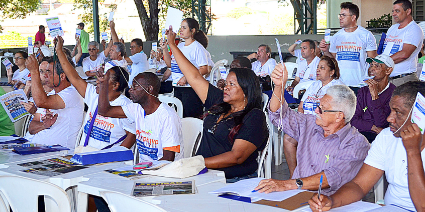 Moradores de BH votam em reunião do Orçamento Participativo
