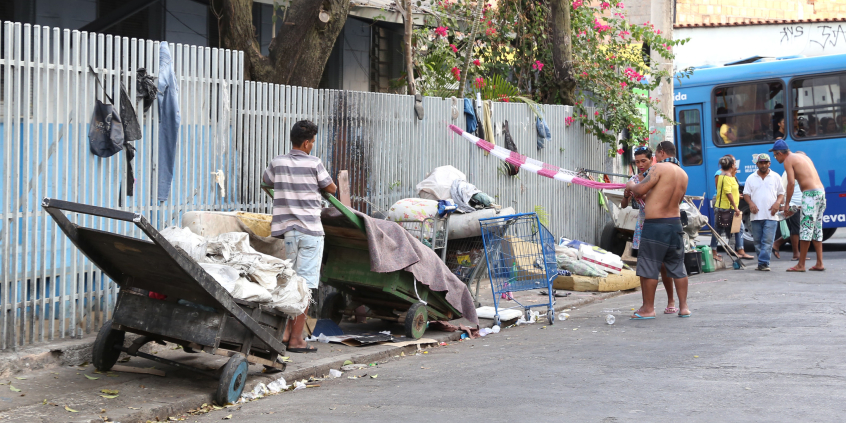 População em situação de rua em frente ao Abrigo São Paulo