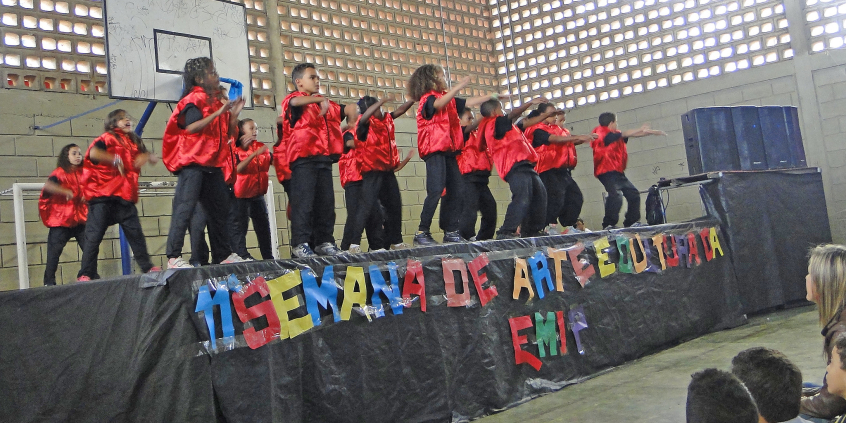 Apresentação infantil em escola municipal