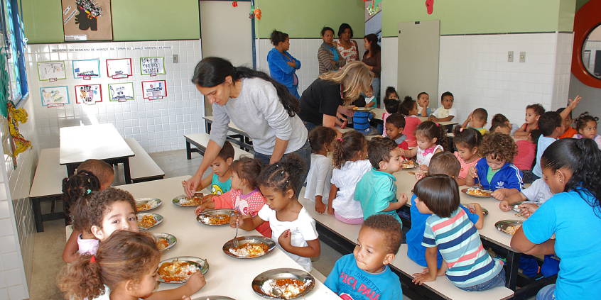 crianças fazem refeição na escola