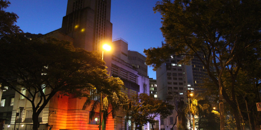 Prédio da Prefeitura de Belo Horizonte com poste de iluminação na frente