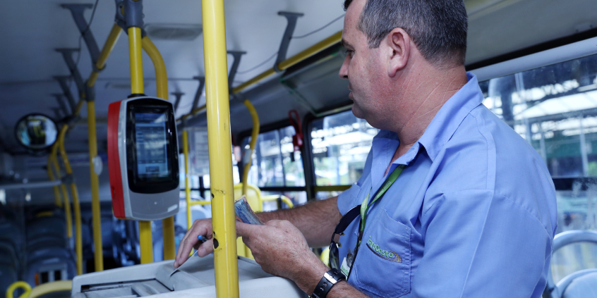 Cobrador em ônibus municipal
