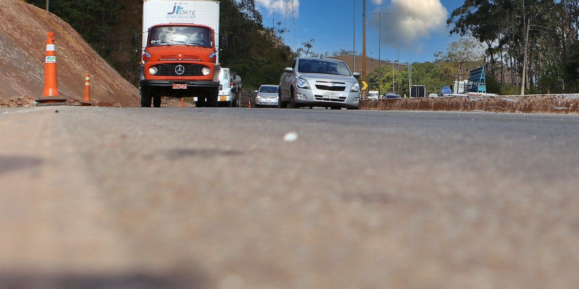 veículos transitando pelo anel rodoviário