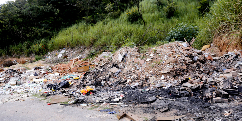Acúmulo de lixo e entulho na Estrada do Sanatório