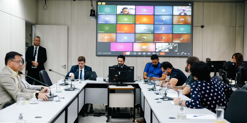 Vereadores e especialistas no Plenário Helvécio Arantes