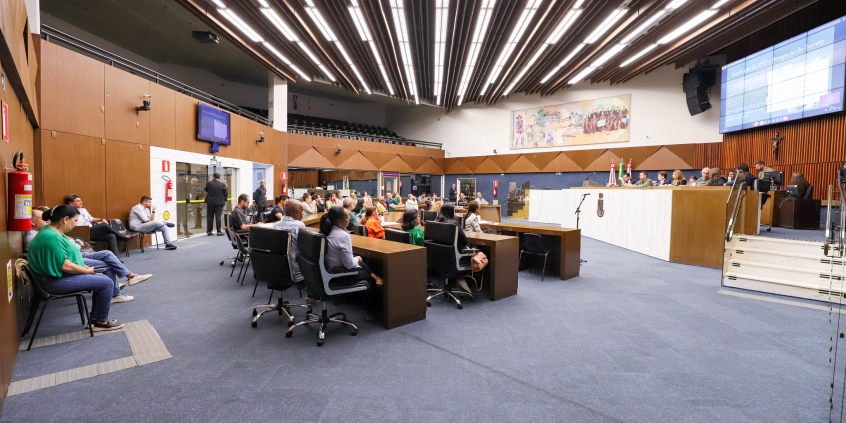 visão do plenário reunindo parlamentares e demais participantes da audiência pública