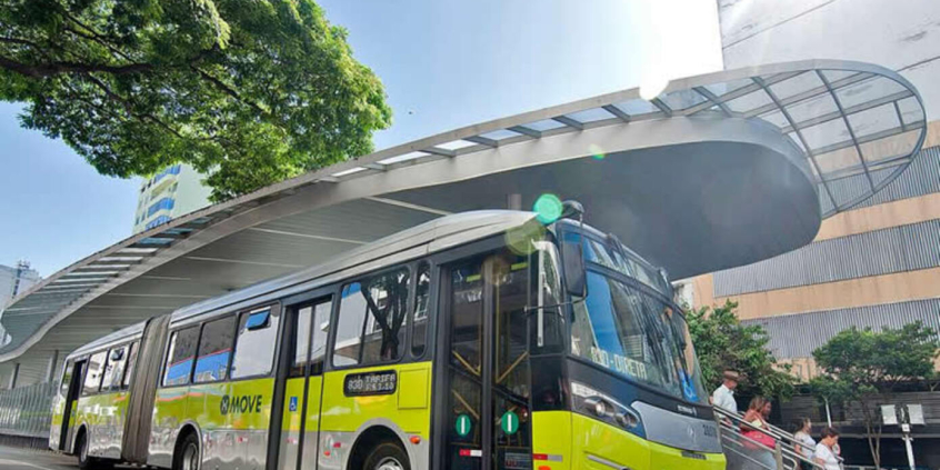 estação do sistema move de transporte público com ônibus parado no local