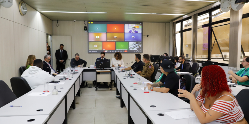 Vereadores e convidados no Plenário Helvécio Arantes