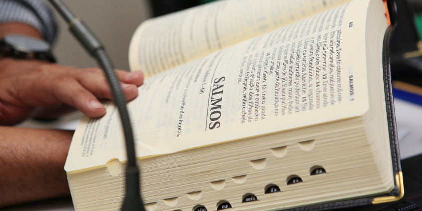 Bíblia aberta no livro de Salmos