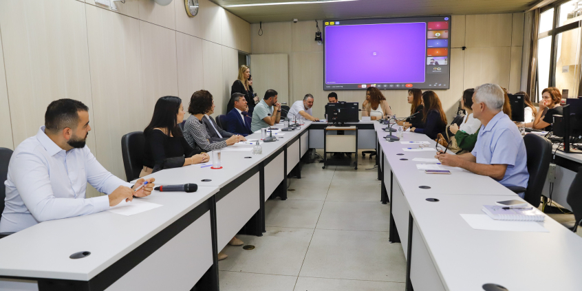 Vereadores e convidados no Plenário Helvécio Arantes
