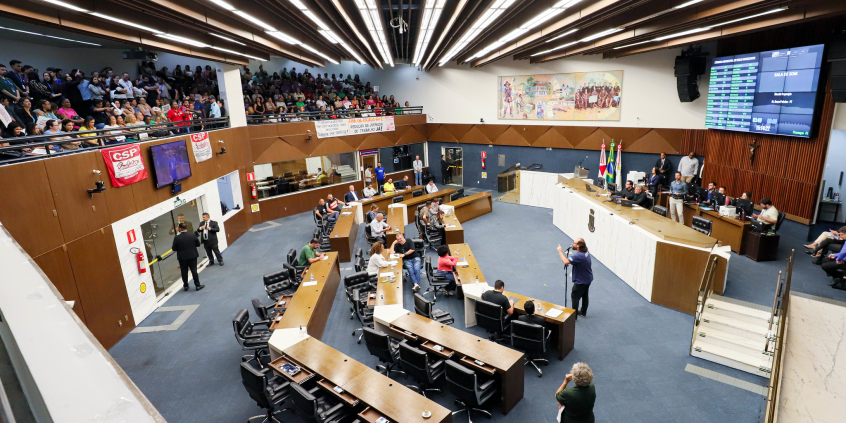 vista do alto de reunião do plenário com os vereadores e público presentes