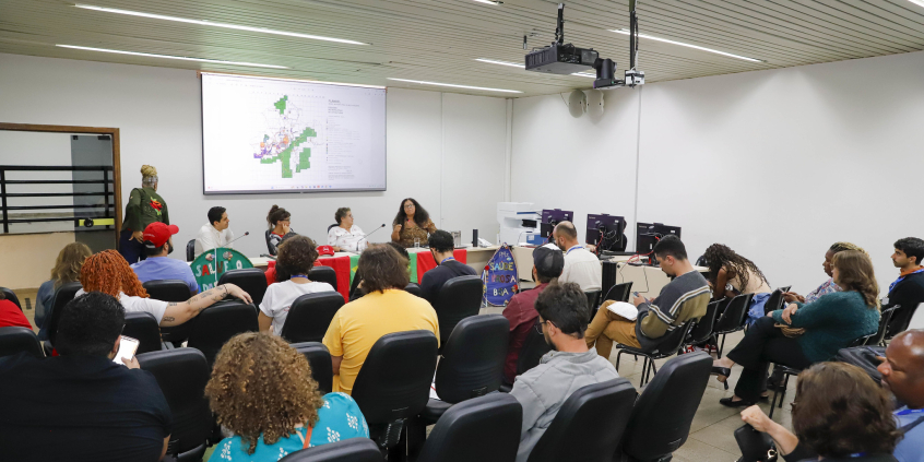 Vereadores e plateia assistindo seminário