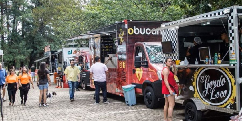 Feira de foodtrucks em uma rua