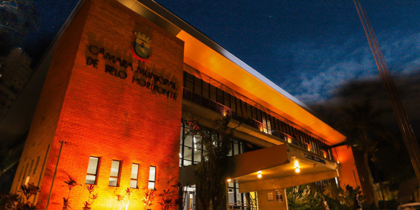Fachada da Câmara Municipal com iluminação laranja