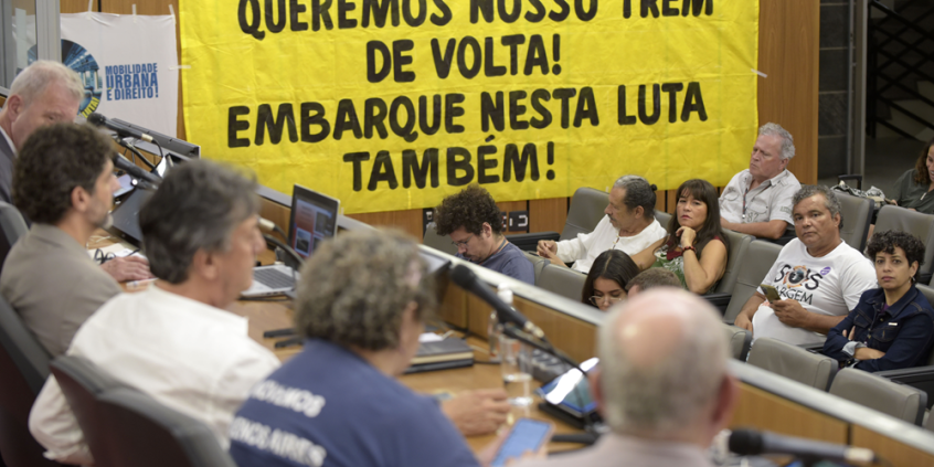 Faixa estendida na Assembleia Legislativa de Minas Gerais com frases de ordem pede a volta do trem metropolitano