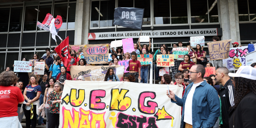 imagem de manifestação de estudantes da Universidade do Estado de Minas Gerais na frente da Assembleia Legislativa de Minas Gerais