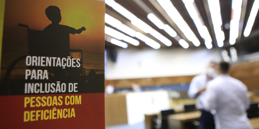 cartaz com cadeirante e a inscrição orientações para a inclusão de pessoas com deficiências