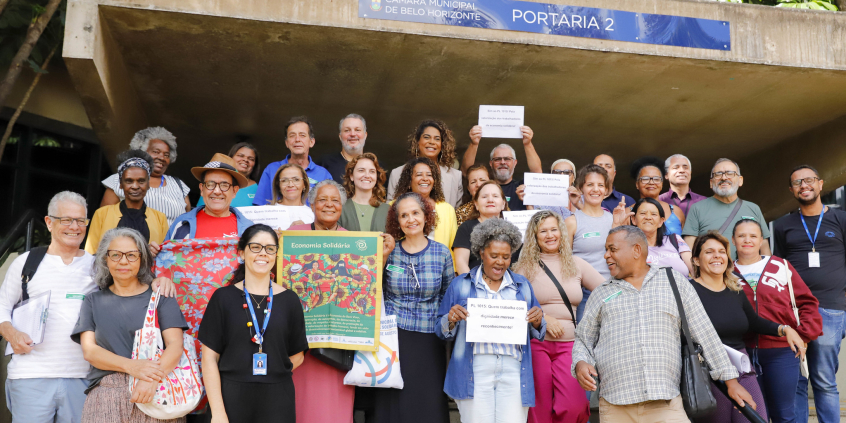 Vereadores e convidados em frente à portaria da Câmara Municipal de Belo Horizonte
