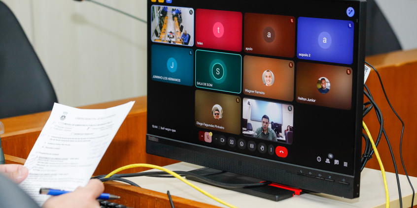 Tela de computador mostra vereadores presentes virtualmente em reunião de comissão