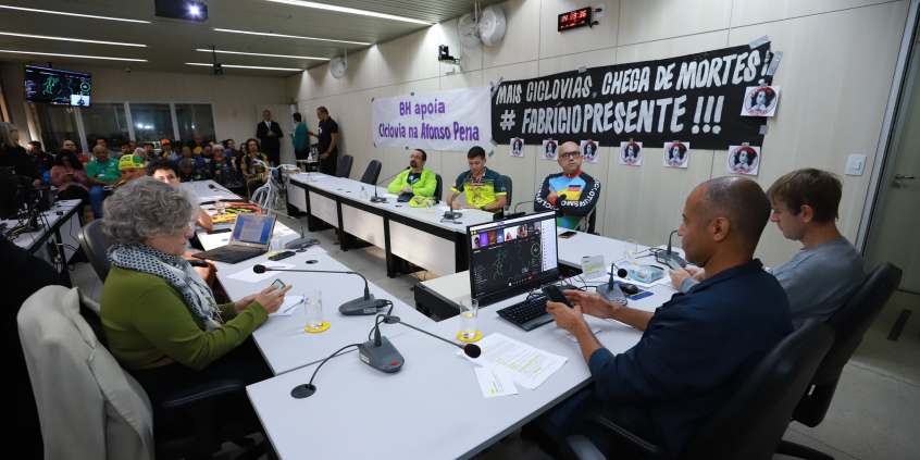 Vereadores e convidados no Plenário Helvécio Arantes