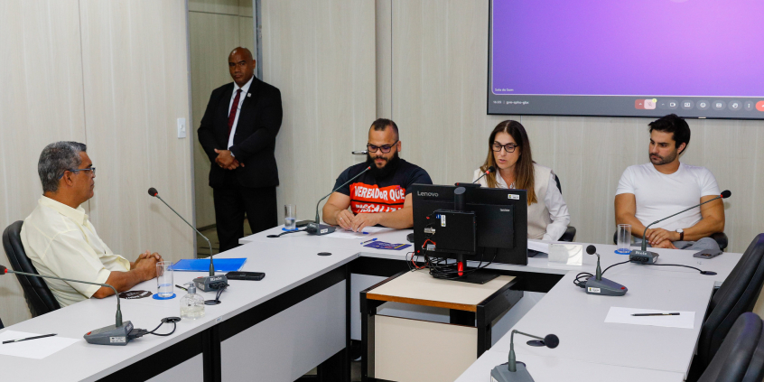 Vereadores e convidados no Plenário Helvécio Arantes