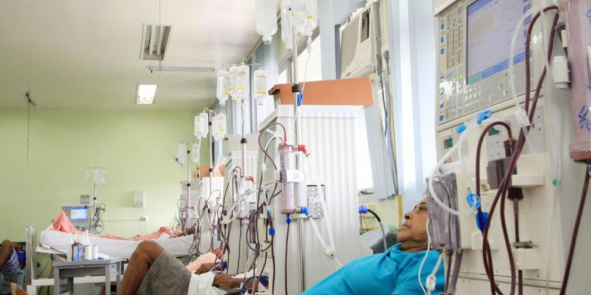 Pacientes em procedimento de hemodiálise em hospital público na Bahia