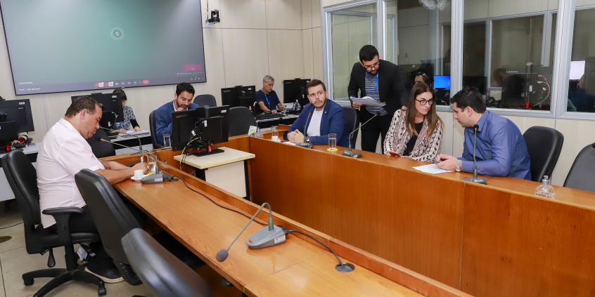 Vereadores e convidados no Plenário Camil Caram