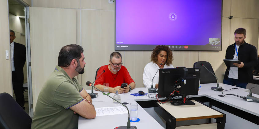parlamentares presentes em reunião da comissão de defesa do consumidor