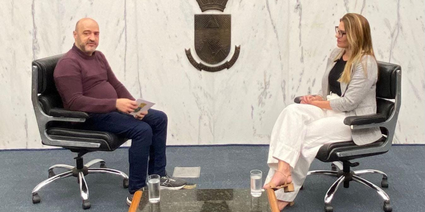 O jornalista Alessandro Duarte e a vereadora Flávia Borja em entrevista no Plenário Amintas de Barros