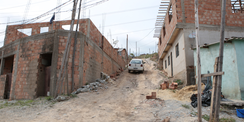 Imagem ilustrativa de ocupação em Belo Horizonte, com casas improvisadas construídas no chão de terra