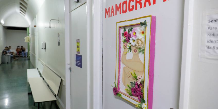 Corredor de equipamento público de saúde de Brasília; placa em porta diz "Mamografia"